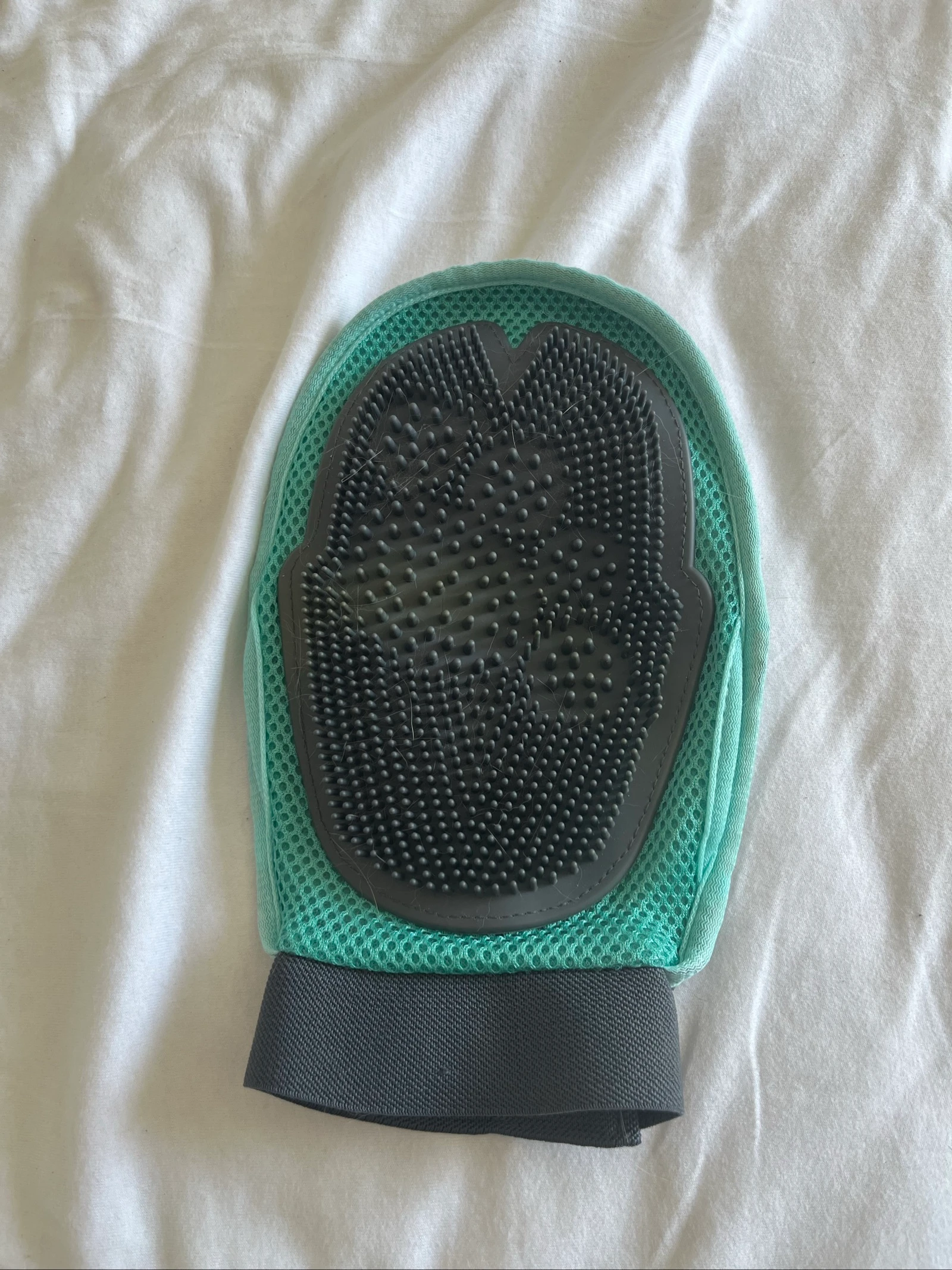 Gant de toilettage 2 faces pour animaux, universel main droite ou gauche - Feu Vert (8,99€) - Composition : Polyester, coton, caoutchouc/caoutchouc. - Le + produit : Utilisable à l'eau ou à sec - Dimensions : 25 x 16 x 2 cm